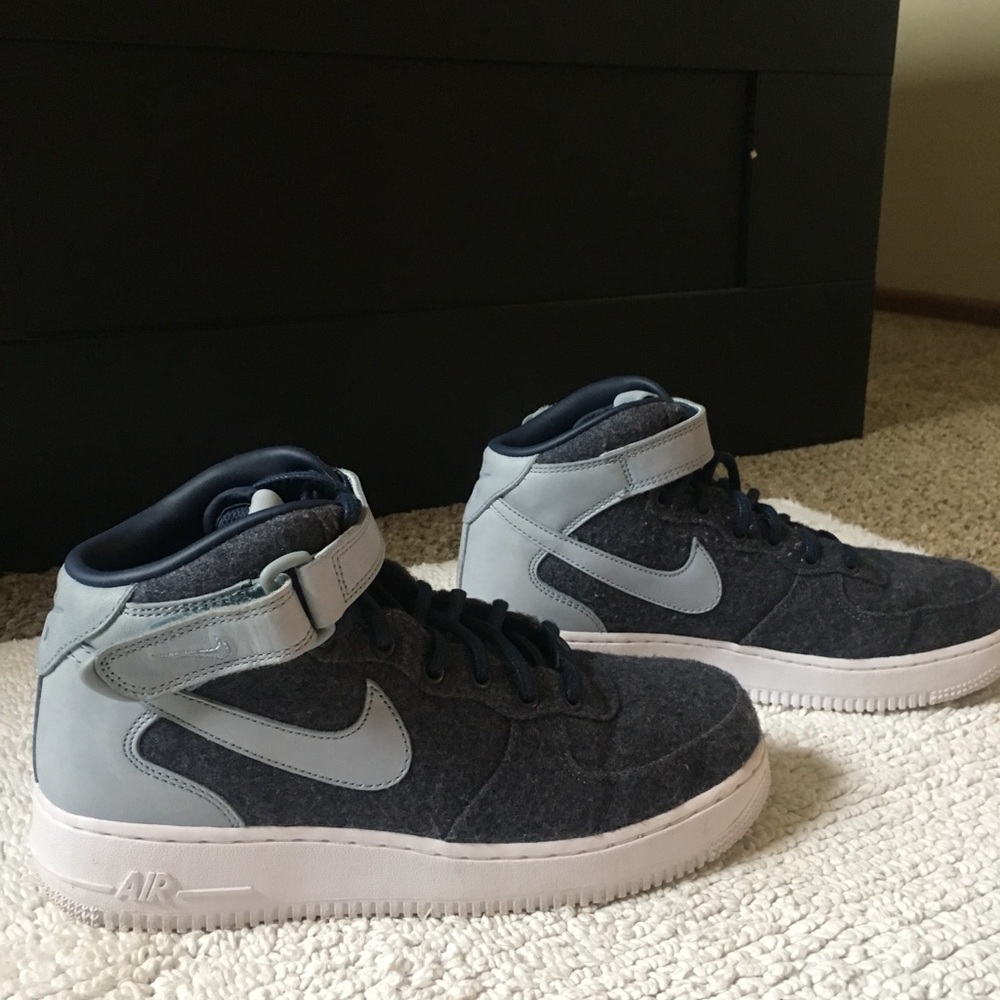 BARELY WORN Women’s Nike Air Force 1 mid